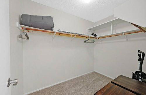 4BR Family Home, Private Pool & BBQ, Near Strip - Foto 13