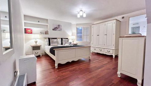 Luxury 3-Bed Apartment in Marylebone near Oxford Street & Baker Street by Staylio - Foto 4, towels, storage, wardrobe, heating