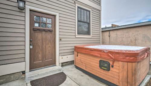 Updated Townhome with Hot Tub - Walk to Downtown! - Foto 2