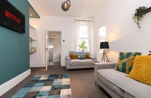 Spacious 4BR Home in Gateshead Sleeps 8 with FREE Parking - Foto 16