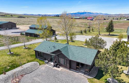 Serene Yellowstone Country Retreat with Deck and Views - Foto 1