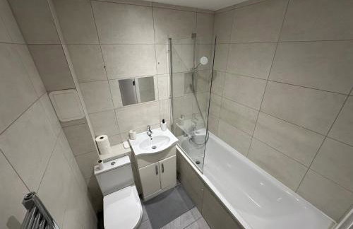 London Luton Airport Luxury Midland Apartments - GATED PARKING - Balcony - Sleeps 4 - Foto 8
