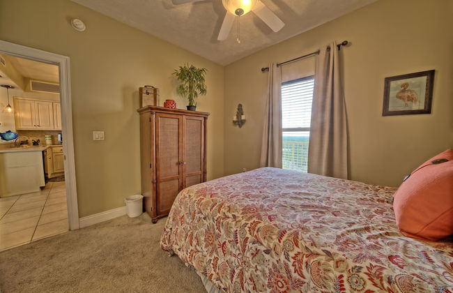 Luxurious High-Rise Condo with Direct Beach Access & Beachside Pool - Unit 2105 by RedAwning - Foto 2