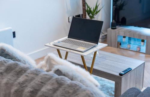 Luxury 2 Bed Apartment, with a balcony city & canal view in Manchester City Centre! - Foto 37