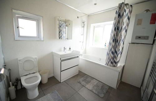 Spacious 3 Bed Home Manchester Airport Free Parking - Foto 19