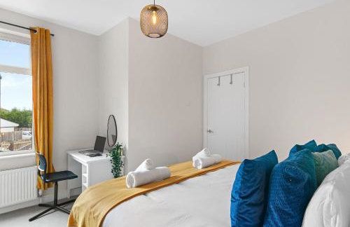 Whitehill - 3-Bed Home from Home, Sleeps 7, Great for Groups & Workers, FREE Parking & Netflix - Hosted by Stay Host Save - Photo 3