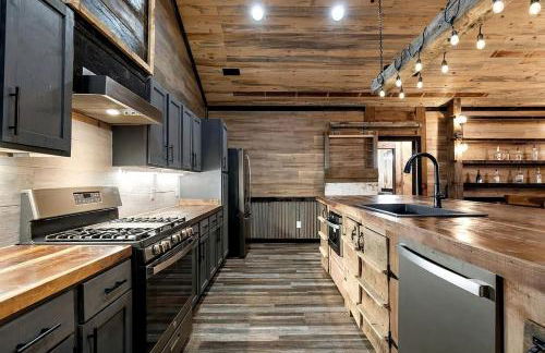 Cozy Wood-Interior Lodge with Screened Patio, Fire-Pit Table, Grill & Fast WiFi in Goreville, Illinois - Photo 15