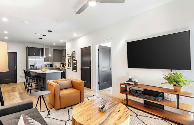 Prime Walkable Midtown Location, Pool, Gym Outlaw's Den by Avantstay - Foto 8