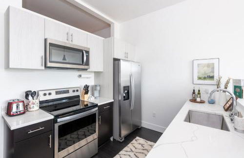 Modern 1BR Apt with Rooftop, Gym, and Parking - Foto 5