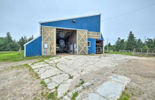 Cherryfield Home with Decks On Historic Horse Farm - Foto 28