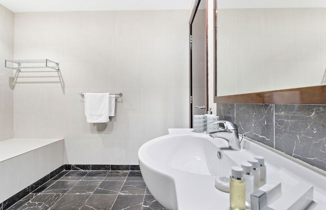 WelHome - Urban Retreat With Terrace And City Views - Photo 24