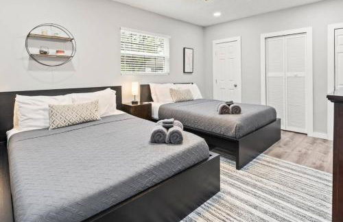 Adventure Awaits in Tampa Bay with Beautiful Decor 4BR with Backyard Oasis Near Busch Gardens & Adventure Island - Foto 11