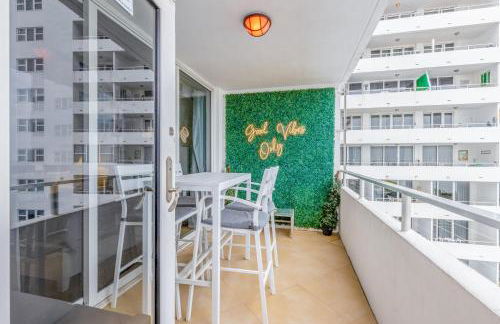 Stylish Beachfront Condo with Balcony & Ocean View - Foto 58