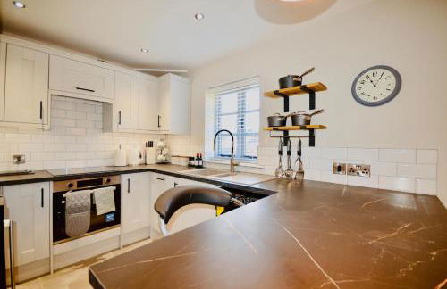 Luxury Two Bed Suite - Walk to Trentham Gardens! - Foto 13