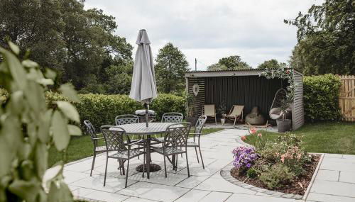 Ty Mawr, The Old School Holiday Homes - Pet Friendly - Foto 4, Garden