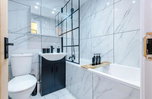 Long Stays Offers , New 2 Bed APT , Sleeps 3 , Wigan , Perfect for Relocations , Contractors , Families - Photo 54