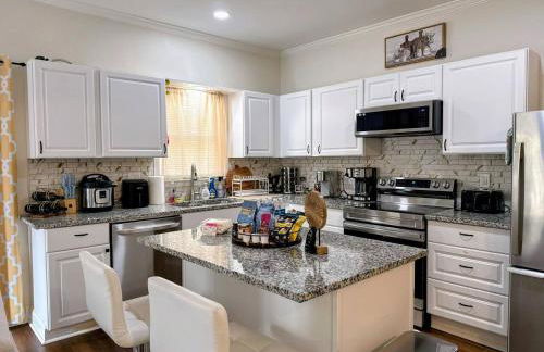 Modern 5BR with Full Kitchen, Game Room, Fenced Yard and BBQ Grill - Foto 10