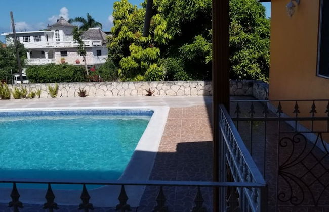 Holiday House Second floor Ste - Photo 20