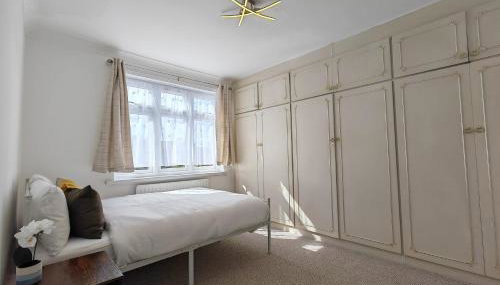 4 Bedroom 2 Bathroom House - Free parking - Foto 2