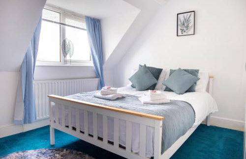 BOHO BEACH HOUSE- SLEEPS 8- 2 MIN DRIVE FROM BOSCOMBE PIER- SUPERFAST WiFi- FLAT SCREEN SMART TV- FREE ON STREET PARKING! - Photo 33
