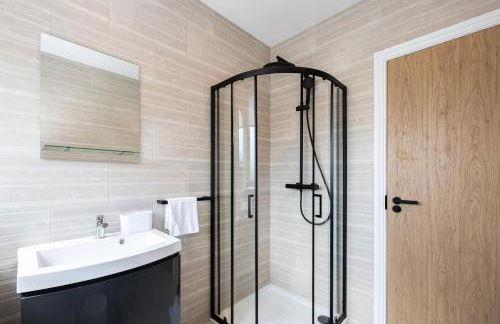 Stanway Apartments- Free Parking & Close To Tram Stop - Photo 47