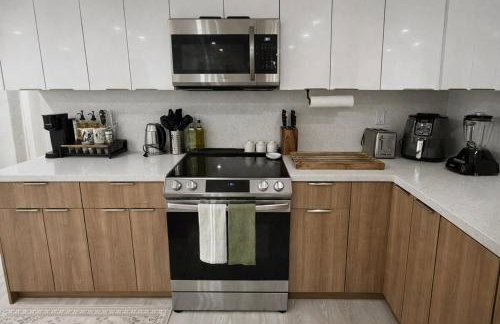 Sunny Oasis Near the Beach with 4BR and 3BA Pool Home - Foto 38