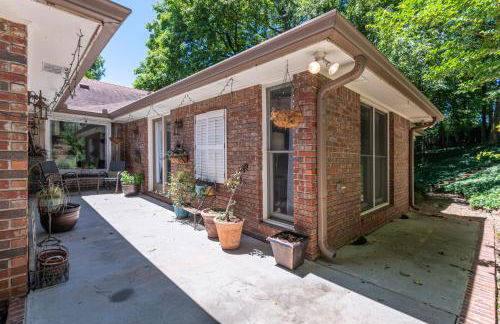 Fully Fenced Rustic Home Minutes From Truist Park - Foto 6