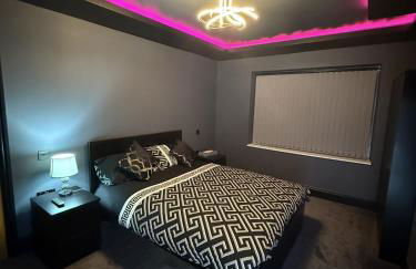 SK Stays Modern Luxury Home With Jacuzzi Bath & Cinema Room - Foto 23