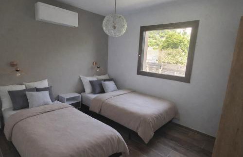 House with 4 air-conditioned bedrooms and swimming pool - Photo 11