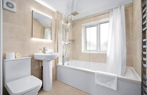 Stylish Four Bedroom House - Garden - Parking - Great Barr 110F - Foto 7