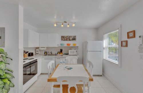 Bahama Beach Club Pompano - Fort Lauderdale - Charming and Cozy Studios & Apartments close to Beach with heated Pool - Photo 13