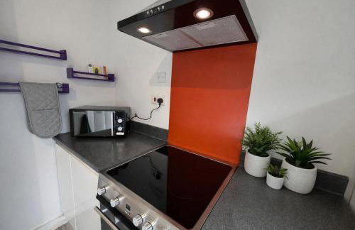 2 Bed 1 Bath in Milton Keynes - Sleeps 4 - Parking - Foto 6