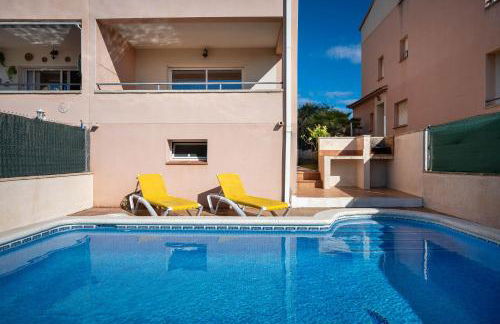 AT130 Casa con piscina privada, aire acondicionado y garaje - Foto 1