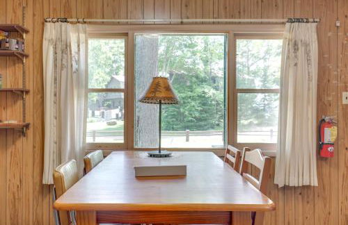 South Twin Lake Cabin with Dock, Steps to Water - Foto 1