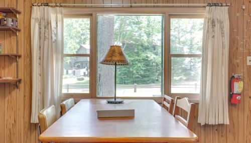 South Twin Lake Cabin with Dock, Steps to Water - Foto 1