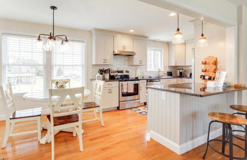 Walk to Pawcatuck River Family-Friendly Home! - Foto 8