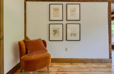 Historic Barn Retreat w Pool Pond Views Longview Pond Lodge by AvantStay - Foto 9