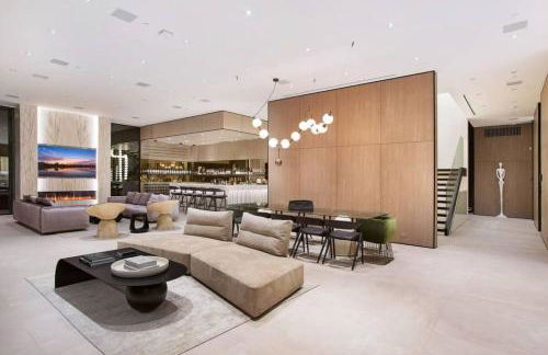 Ultra-Luxurious BH Estate with Pool, Theatre, Views - Foto 47