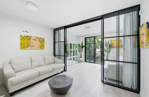 Stylish City Place WPB Escape King Bed and Den - Foto 1