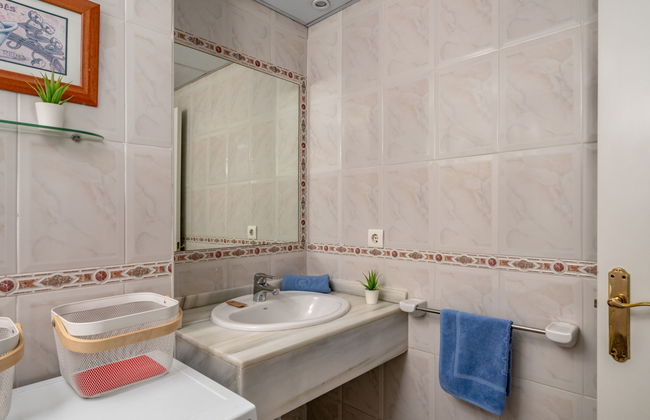 2 bedroom Apartment in Marbella with swimming pool - Photo 18