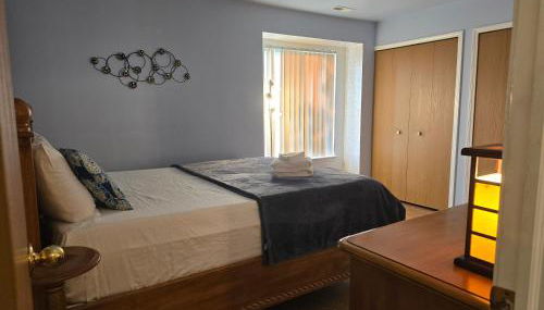 Entire 2-bedroom, 2 bath home with parking and newly renovated floors - Foto 2