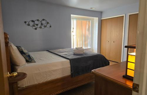 Entire 2-bedroom, 2 bath home with parking and newly renovated floors - Foto 2