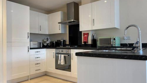 4BR Home - Gym - 3BA - Free Parking - En-suite - Near LGW Airport - Foto 4, stove, dishwasher, toaster, minibar