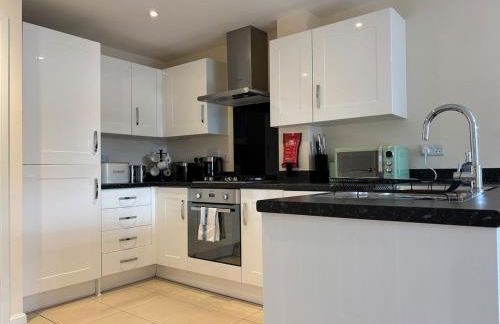 4BR Home - Gym - 3BA - Free Parking - En-suite - Near LGW Airport - Foto 4