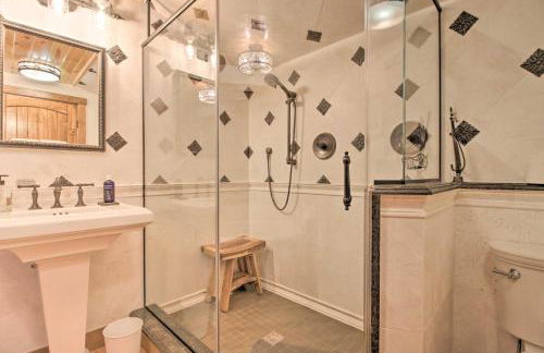 Timeless Red Sox Retreat with Scenic Mountain Views! - Foto 19