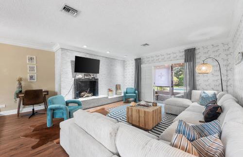 Centrally Located 4BD Oasis with Pool & Movie Patio - Foto 47