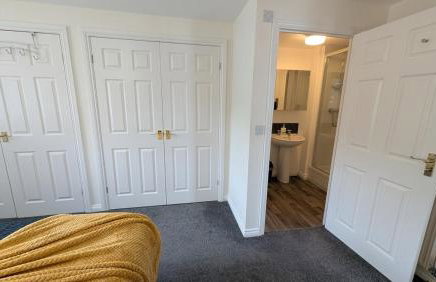 Large Modern House With Private Parking - Photo 108