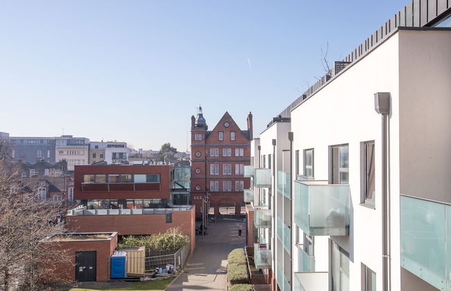 Luxury 2-bed Flat, Parking and Close to the Tube - Photo 32