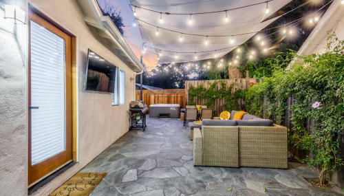 Modern Cottage, Hot Tub, Bistro Patio, Putting Green, Walk to All! - Foto 3