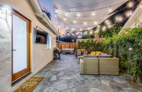 Modern Cottage, Hot Tub, Bistro Patio, Putting Green, Walk to All! - Foto 3